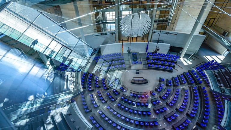 Der deutsche Bundestag (Symbolbild): Hier lässt sich ein Platz über viele verschiedene Ausbildungswege ergattern.