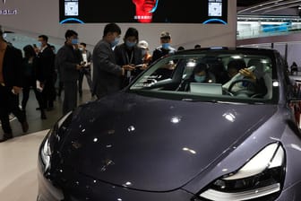 Automesse in Shanghai: Nach einem Zwischenfall ist der US-Autobauer Tesla in China unter Druck geraten.