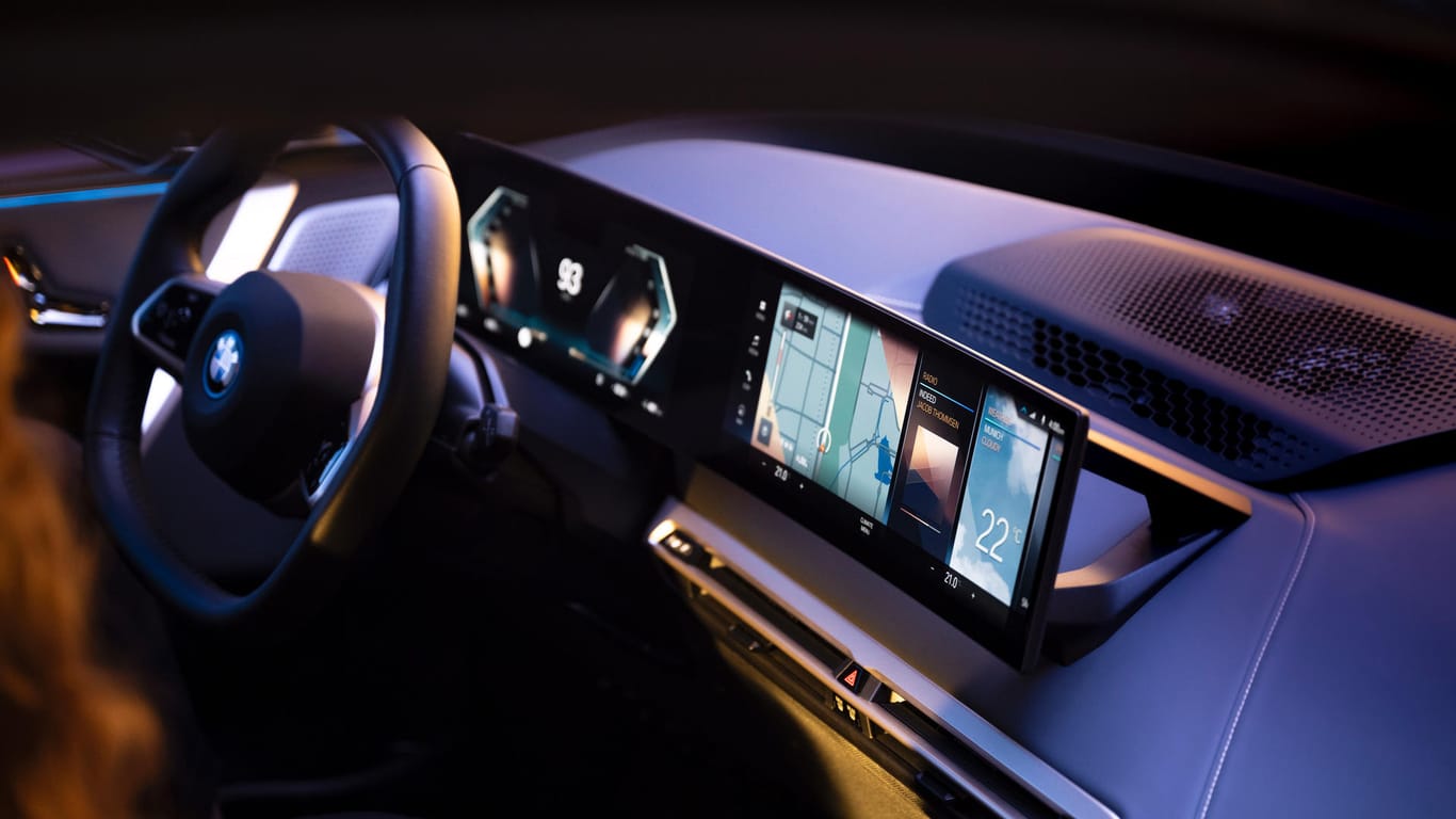 Geschwungenes Display im BMW iX: Bildschirm und Touchscreen sind auf dem Armaturenträger angebracht.