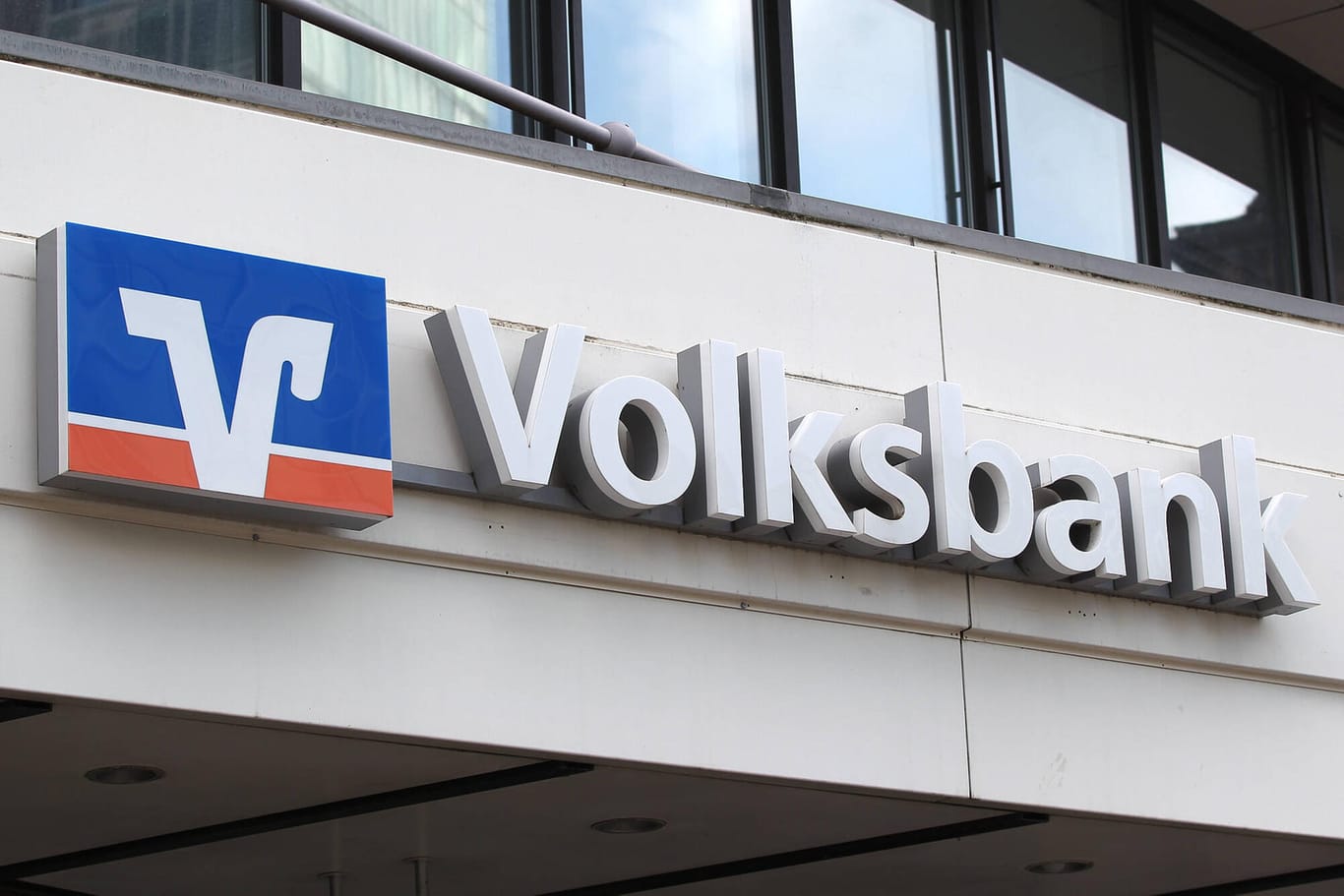 Volksbank-Logo (Symbolbild): Rückwirkend zum 1. Januar gehört die VR-Bank in Alzenau zur Frankfurter Volksbank.
