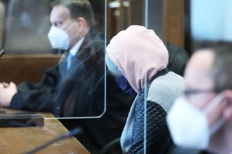 Die Angeklagte sitzt zwischen Anwälten im Gerichtssaal: Der 24-jährigen Mutter eines fast verhungerten Mädchens wirft die Staatsanwaltschaft versuchten Mord vor.