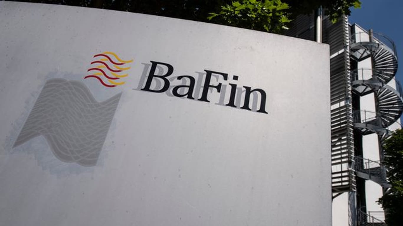 Die Finanzaufsicht Bafin hält derzeit rund 40 der mehr als 130 Pensionskassen und rund 20 von 80 Lebensversicherern unter verschärfter Beobachtung.