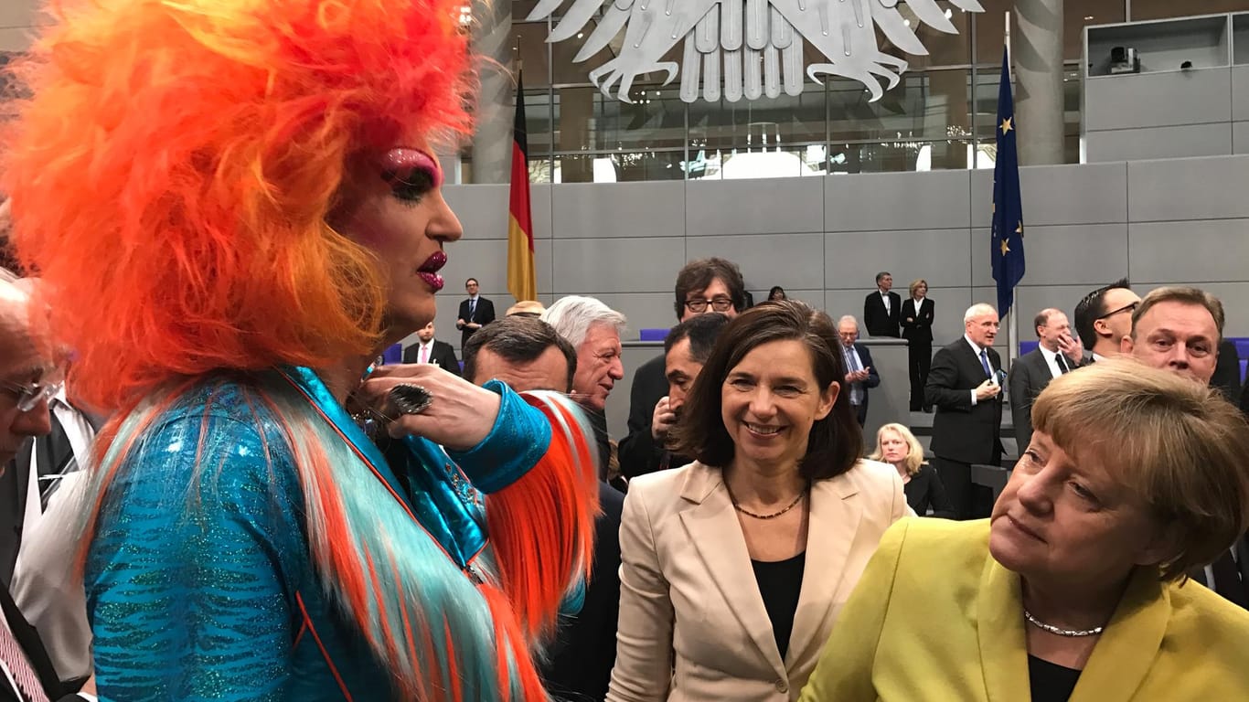 Olivia Jones: 2017 traf sie im Bundestag unter anderem auf Bundeskanzlerin Angela Merkel.