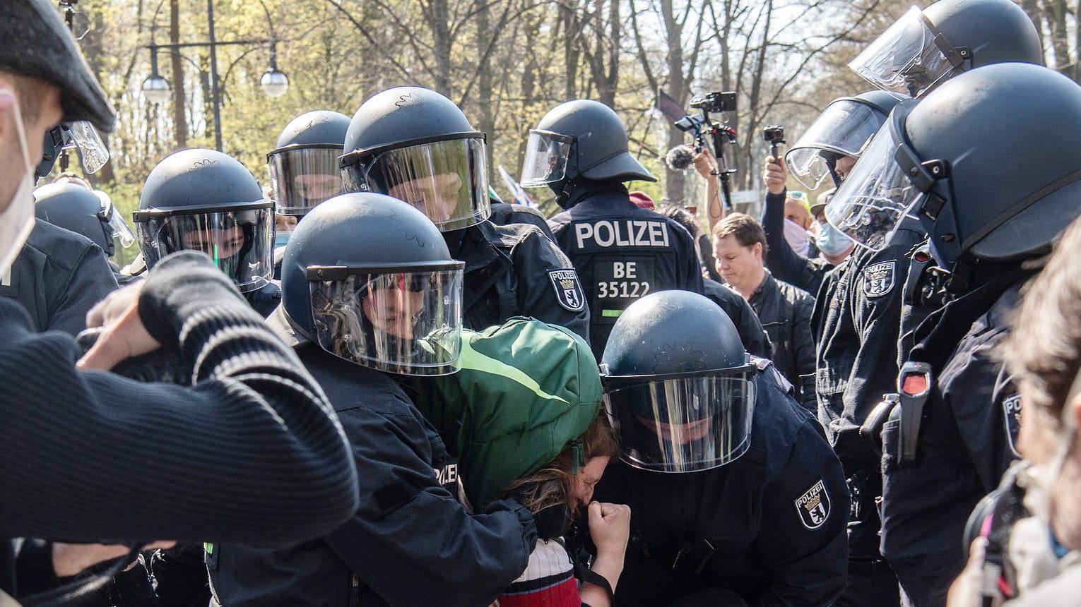 Einsatzkräfte der Polizei nehmen unweit der Straße des 17. Juni einen Demnstranten in Gewahrsam: Es hat zahlreiche Festnahmen gegeben.