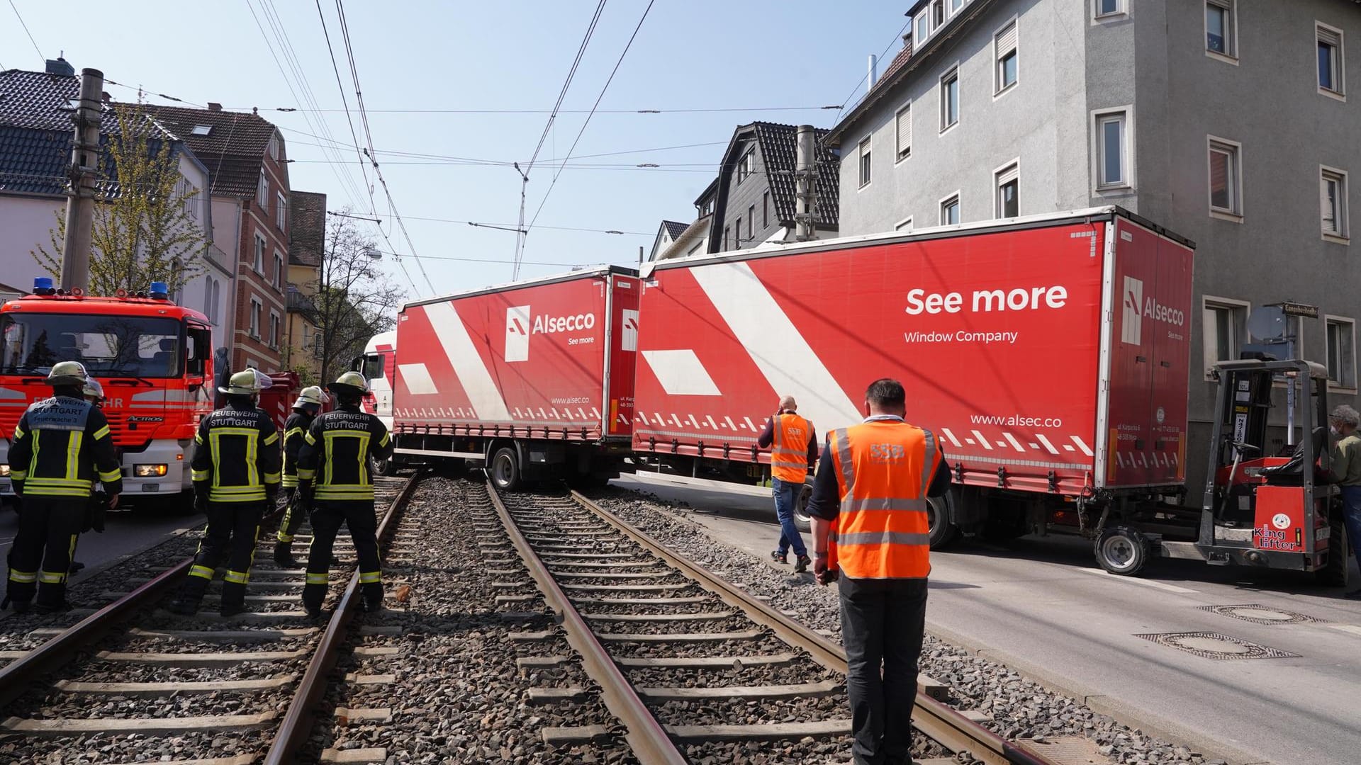 Ein Sattelzug ist auf Stadtbahngleisen in Stuttgart steckengeblieben: Feuerwehrleute versuchen den Lastwagen wieder freizubekommen. Die Bahnstrecke wurde gesperrt. Ein Sattelzug ist auf Stadtbahngleisen in Stuttgart steckengeblieben: Feuerwehrleute versuchen den Lastwagen wieder freizubekommen. Die Bahnstrecke wurde gesperrt.