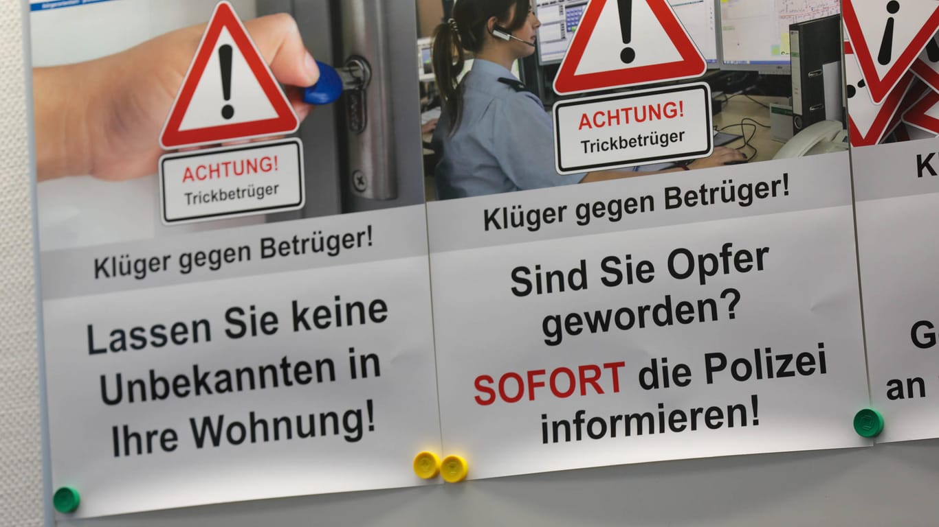 " Achtung Trickbetrüger"-Plakat der Polizei (Symbolbild): Sie weist daraufhin, dass man keine fremden Personen in die Wohnung lassen soll.