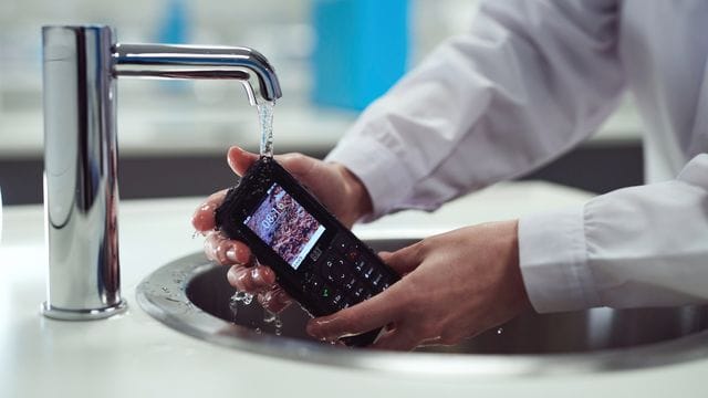 Das Cat B40 hält nicht nur Wasser stand, sondern lässt sich auch mit schärferen Reinigern wie Chlor oder Desinfektionsmitteln säubern. Das Cat B40 hält nicht nur Wasser stand, sondern lässt sich auch mit schärferen Reinigern wie Chlor oder Desinfektionsmitteln säubern.