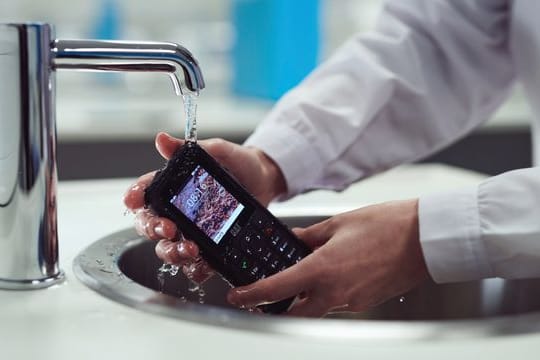 Das Cat B40 hält nicht nur Wasser stand, sondern lässt sich auch mit schärferen Reinigern wie Chlor oder Desinfektionsmitteln säubern.
