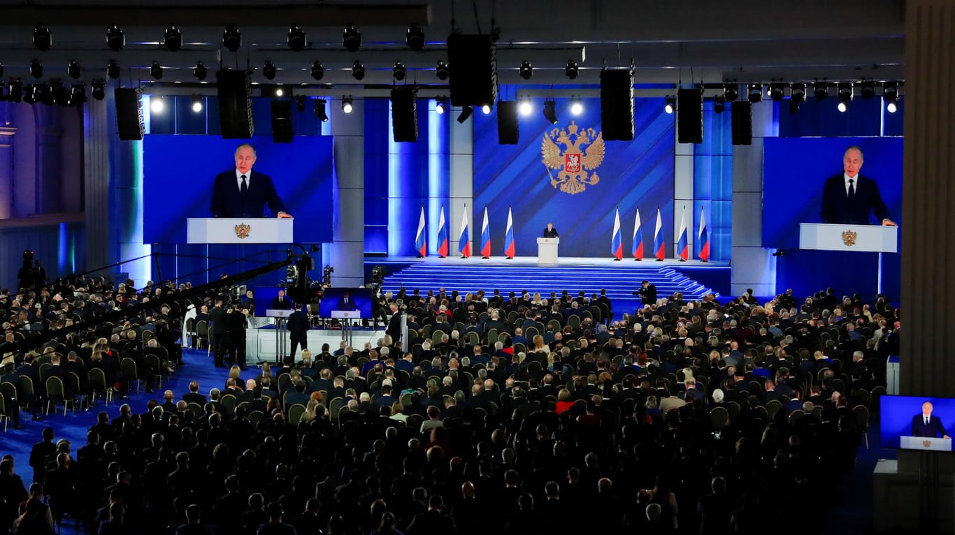 Wladimir Putin hält in Moskau vor zahlreichen Gästen seine Rede an die Nation.