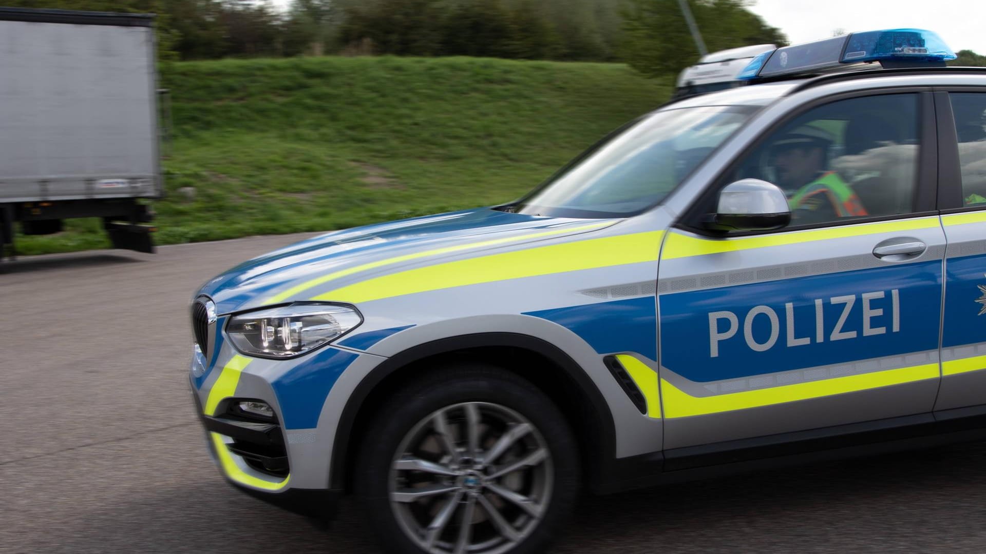 Ein Einsatzfahrzeug der Polizei auf der Autobahn (Symbolbild): Bei einem Unfall ist ein 65-jähriger Mann ums Leben gekommen. Ein Einsatzfahrzeug der Polizei auf der Autobahn (Symbolbild): Bei einem Unfall ist ein 65-jähriger Mann ums Leben gekommen.