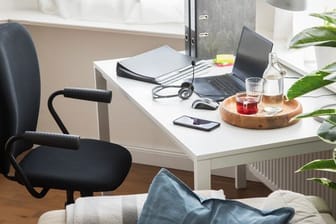 Wer für die Arbeit im Homeoffice einen Laptop nutzt, sollte einen externen Bildschirm und eine Tastatur anschließen.