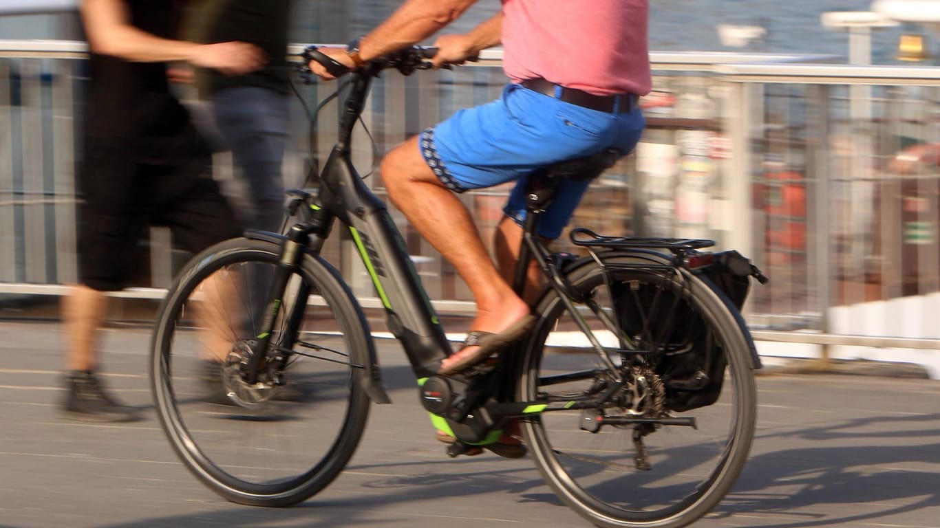 Ein Mann fährt auf einem E-Bike (Symbolbild): In Karlsruhe ist ein Kind bei einem Unfall mit einem E-Bike schwer verletzt worden.