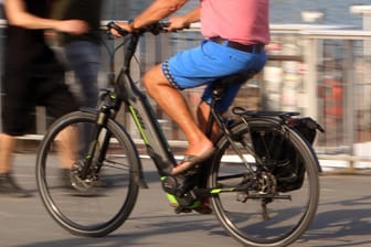 Ein Mann fährt auf einem E-Bike (Symbolbild): In Karlsruhe ist ein Kind bei einem Unfall mit einem E-Bike schwer verletzt worden.