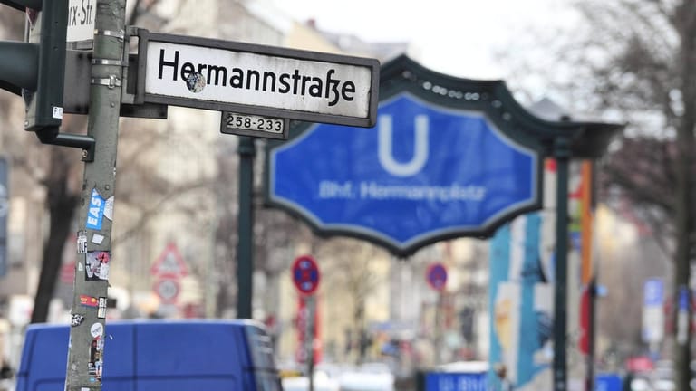 Ein Straßenschild der Hermannstraße und ein Eingang zum U-Bahnhof Hermannplatz (Symbolbild): Hier ist eine 57-Jährige beraubt worden.