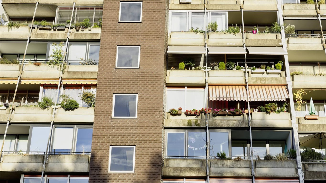 Ein Mehrparteienhaus in Bonn (Symbolbild): Unbekannte wollten durch einen Balkon in eine Wohnung einbrechen.