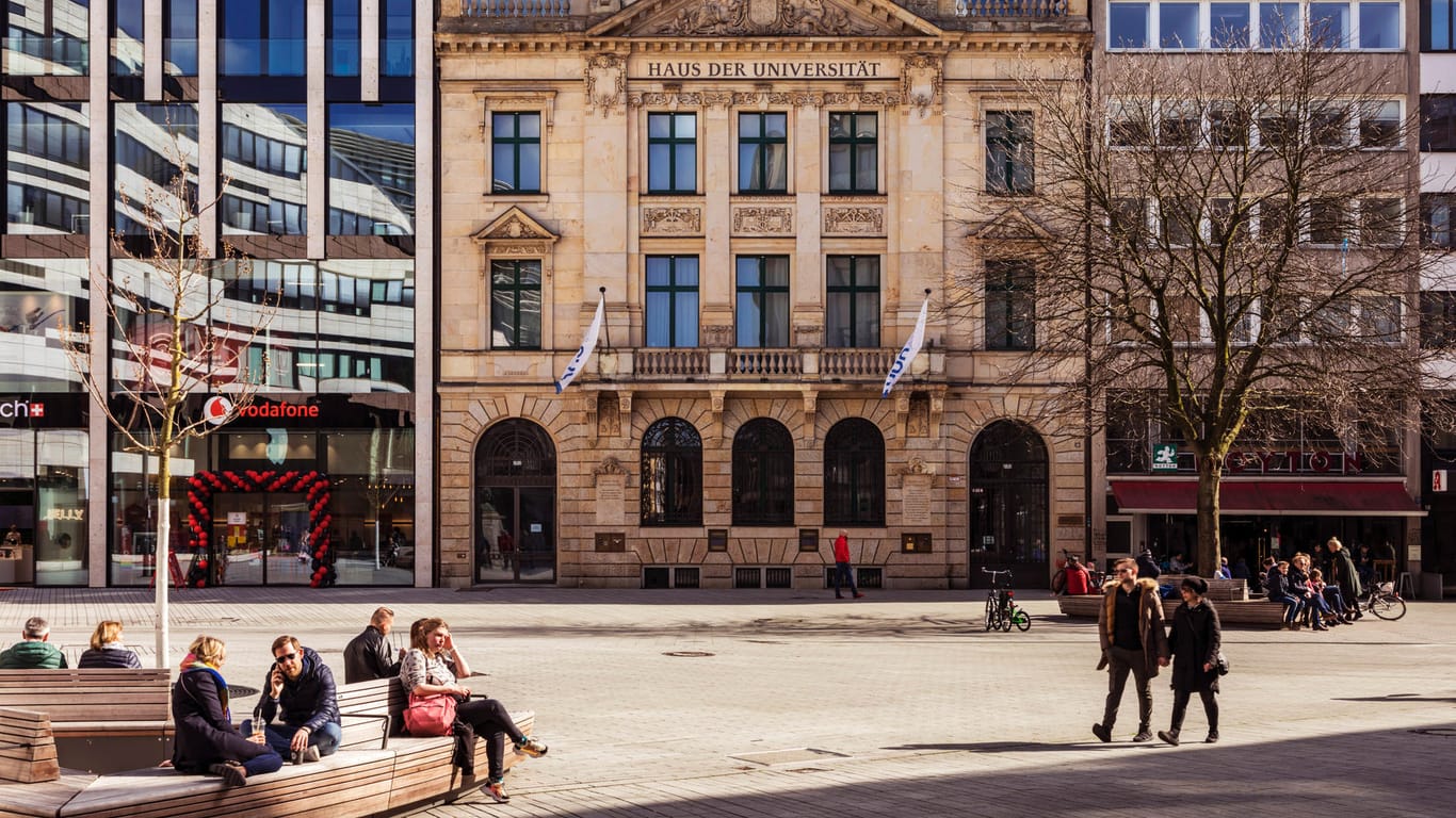 Schadowplatz am Kö-Bogen mit dem Haus der Universität in der Innenstadt von Düsseldorf (Symbolbild): Ein Dieb hat zwei Handys von einem Pärchen auf einer Sitzbank gestohlen.