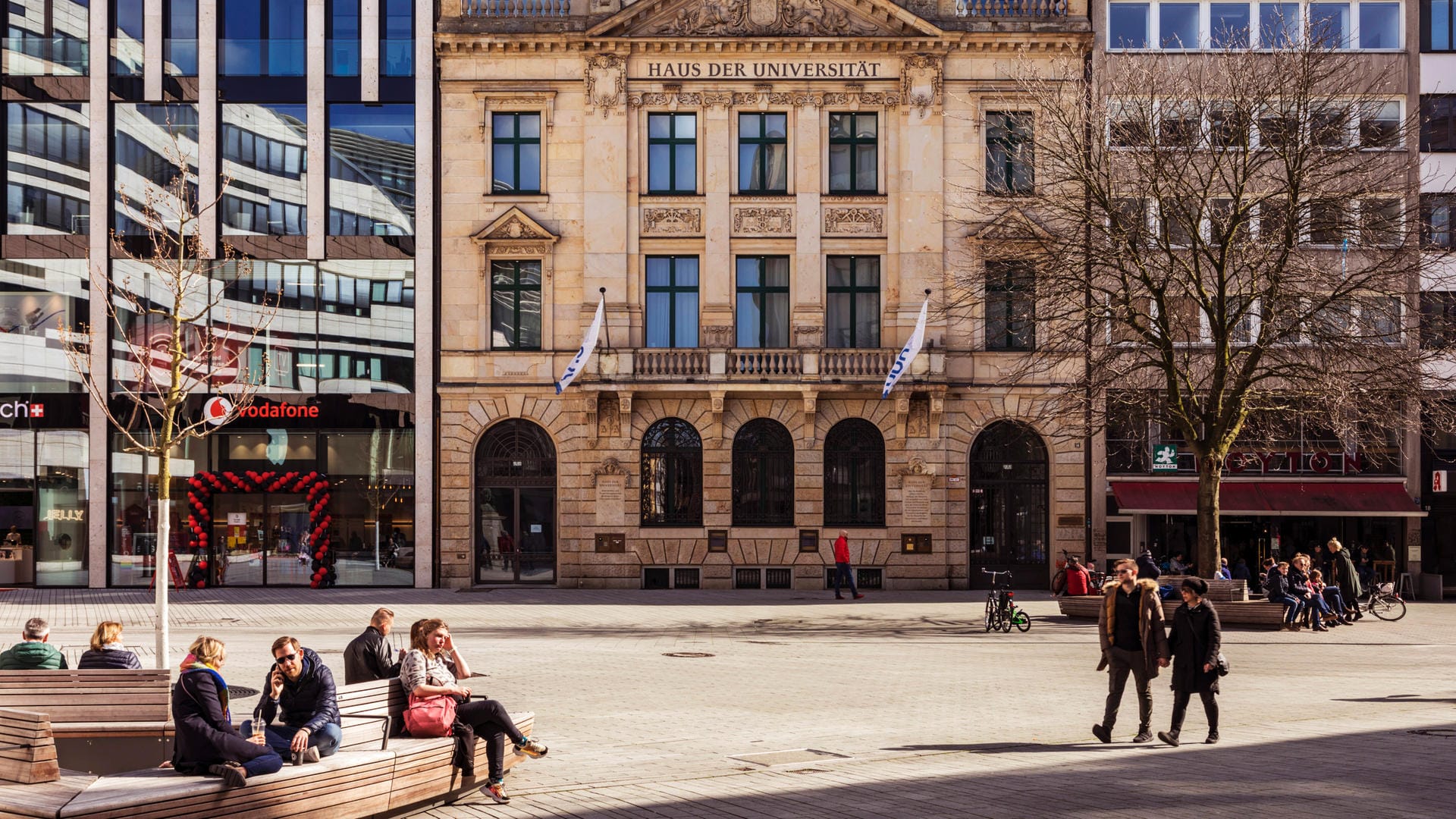 Schadowplatz am Kö-Bogen mit dem Haus der Universität in der Innenstadt von Düsseldorf (Symbolbild): Ein Dieb hat zwei Handys von einem Pärchen auf einer Sitzbank gestohlen. Schadowplatz am Kö-Bogen mit dem Haus der Universität in der Innenstadt von Düsseldorf (Symbolbild): Ein Dieb hat zwei Handys von einem Pärchen auf einer Sitzbank gestohlen.
