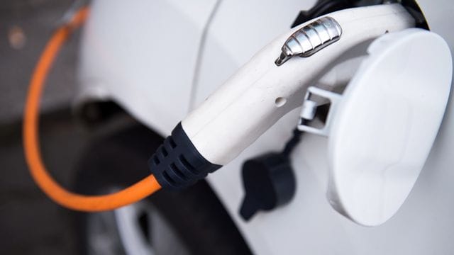 Sicher und schnell laden: Am besten geht das über eine Wallbox daheim und spezielle Ladesäulen.