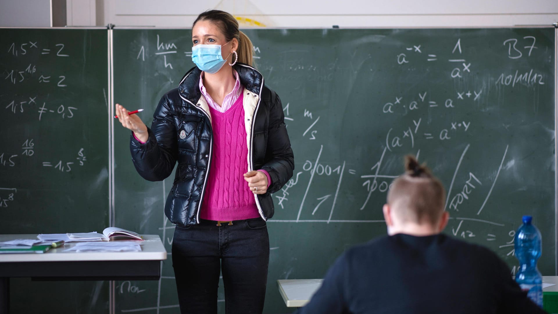 Mathelehrerin beim Unterricht: Mathematik gilt oft als Angstfach. Doch die Inhalte können ein Leben lang nützlich sein.