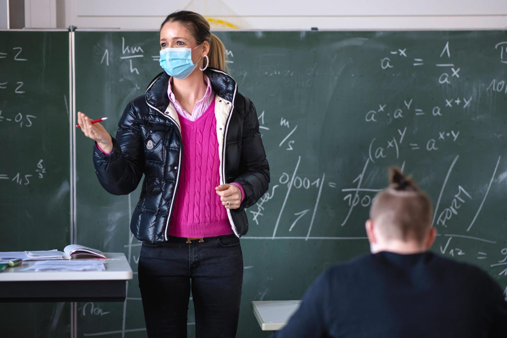 Mathelehrerin beim Unterricht: Mathematik gilt oft als Angstfach. Doch die Inhalte können ein Leben lang nützlich sein.