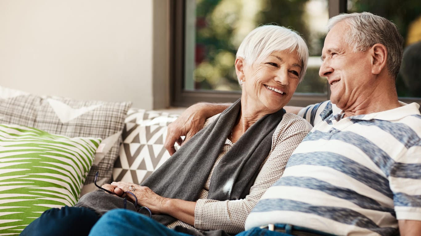 Seniorenpaar auf der Terrasse (Symbolbild): Die Versorgung von Pensionären orientiert sich am letzten Bruttogehalt.