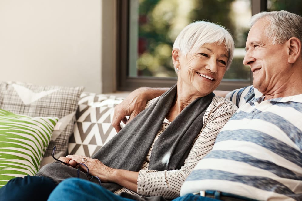 Seniorenpaar auf der Terrasse (Symbolbild): Die Versorgung von Pensionären orientiert sich am letzten Bruttogehalt.