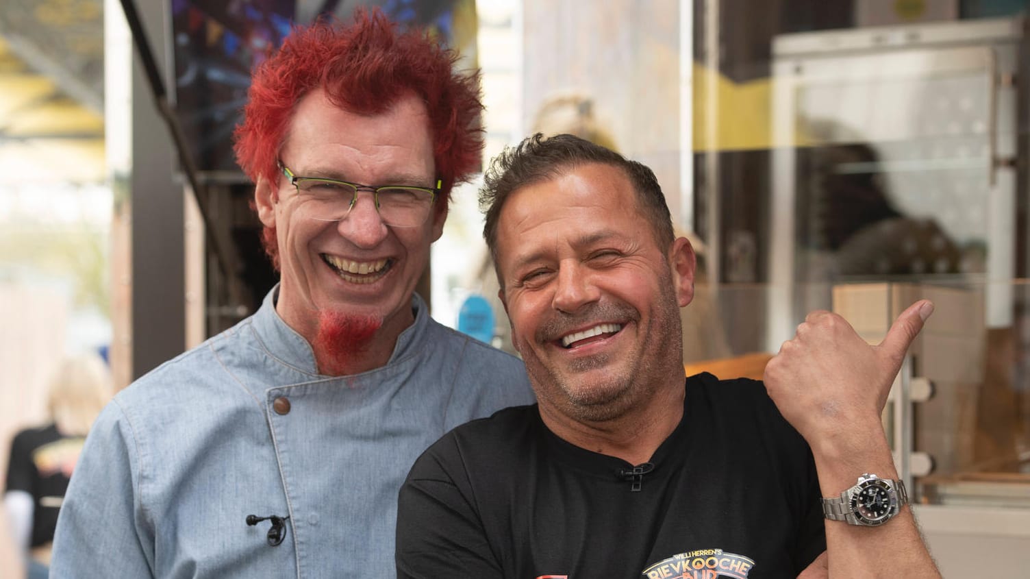 Koch Stefan Opgen-Rhein (l.) mit Willi Herren bei der Eröffnung des Foodtrucks: "Wir hatten einen so super Tag!"