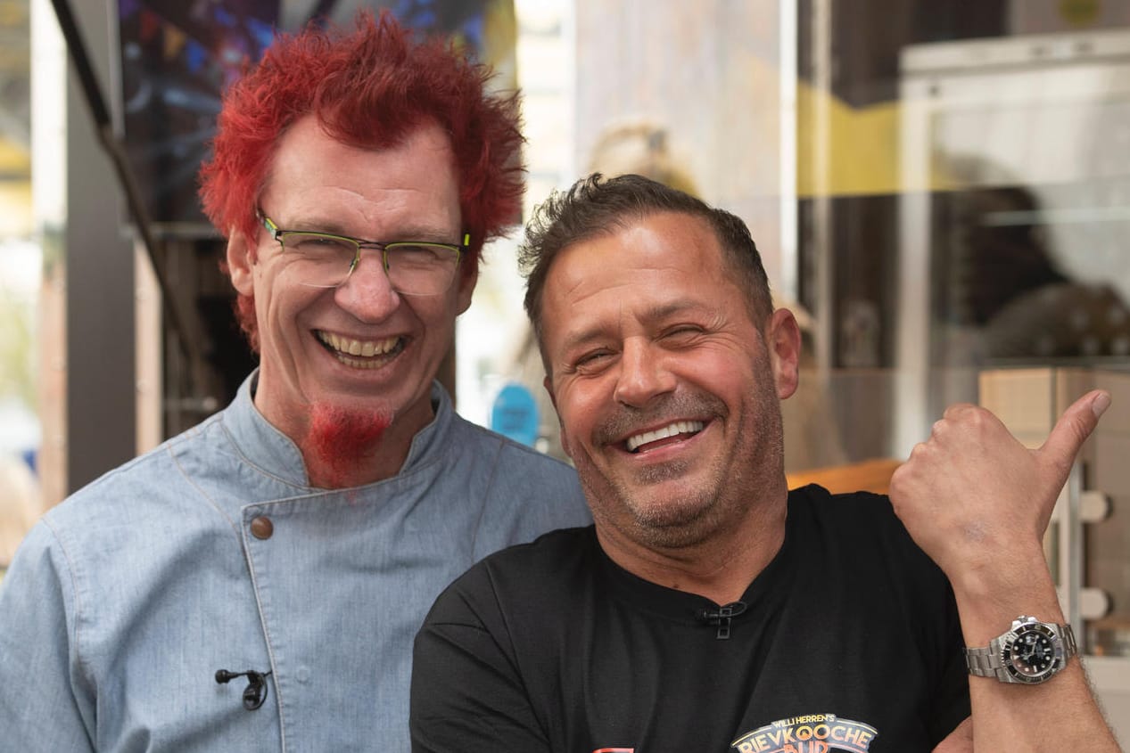 Koch Stefan Opgen-Rhein (l.) mit Willi Herren bei der Eröffnung des Foodtrucks: "Wir hatten einen so super Tag!"