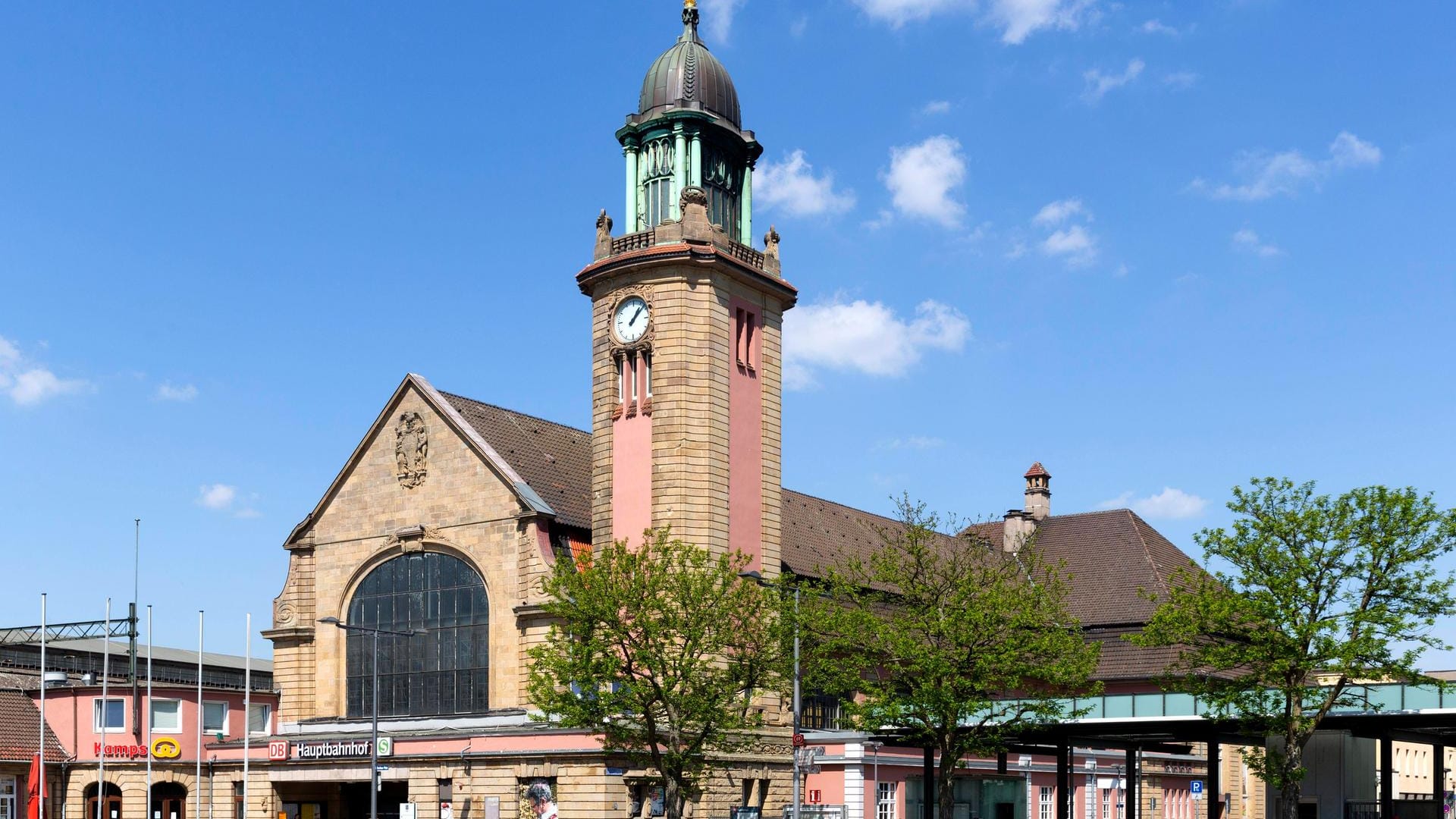 Der Hagener Hauptbahnhof (Archivbild): Bei Kontrollen der Corona-Maßnahmen wurden dort viele Verstöße festgestellt.