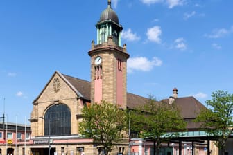 Der Hagener Hauptbahnhof (Archivbild): Bei Kontrollen der Corona-Maßnahmen wurden dort viele Verstöße festgestellt.