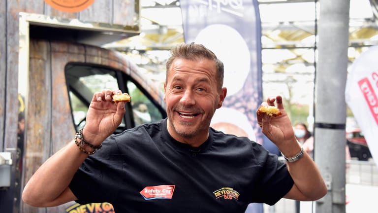 Gut gelaunt zeigt Willi Herren seinen Reibekuchen: Nur vier Tage vor seinem Tod hatte sein Foodtruck zum ersten Mal geöffnet.