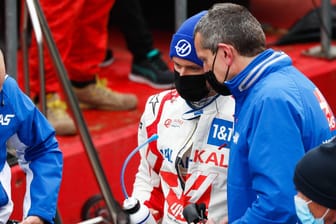 Mick Schumacher und Haas-Teamchef Günther Steiner (v. l.): Der Rennstall trauert um ein Teammitglied.