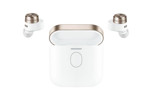 Doppelt ausgelegte Treiber, ein Bluetooth-Sender in der Ladedose und Aptx-Adaptive-Technologie zeichnen den neuen B&W PI7 (399 Euro) aus.