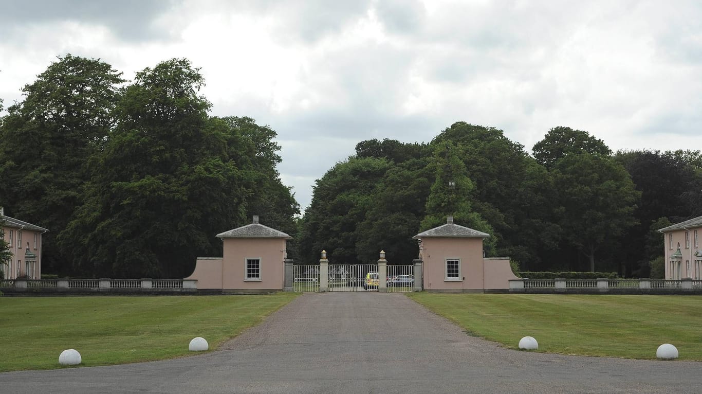 Die Royal Lodge liegt im Windsor Great Park und wird durch Zäune und Wachpersonal geschützt.