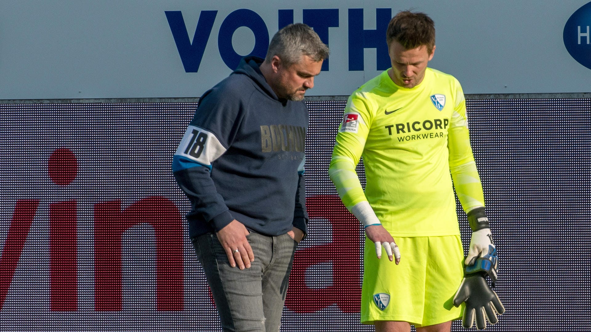 Trainer Thomas Reis (l.) erkundigte sich bei seinem verletzten Torwart. Trainer Thomas Reis (l.) erkundigte sich bei seinem verletzten Torwart.
