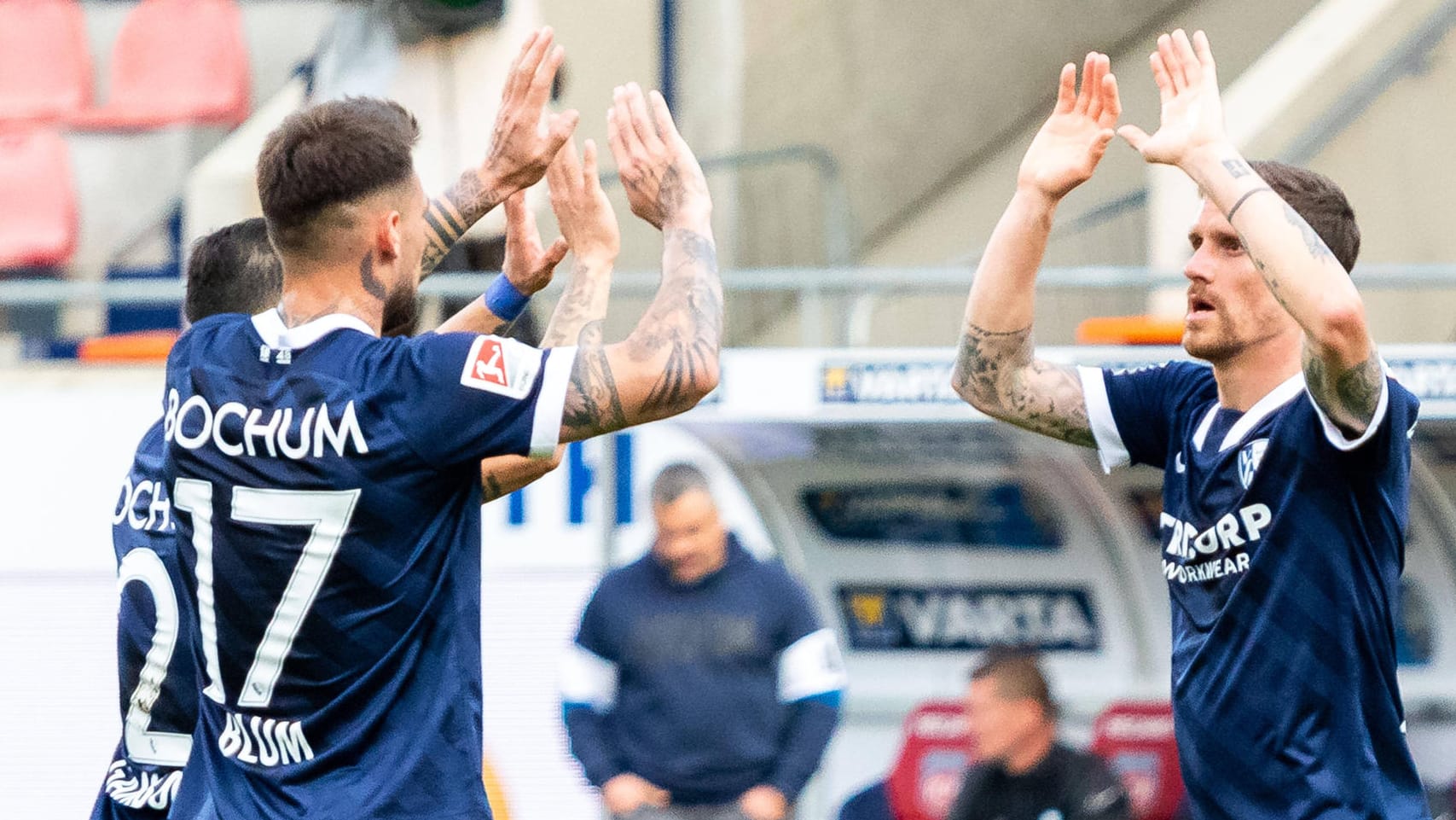 Bochums Spieler bejubeln das 1:0: Der Sieg in Heidenheim war für Bochum ein großer Schritt in Richtung Bundesliga. Bochums Spieler bejubeln das 1:0: Der Sieg in Heidenheim war für Bochum ein großer Schritt in Richtung Bundesliga.