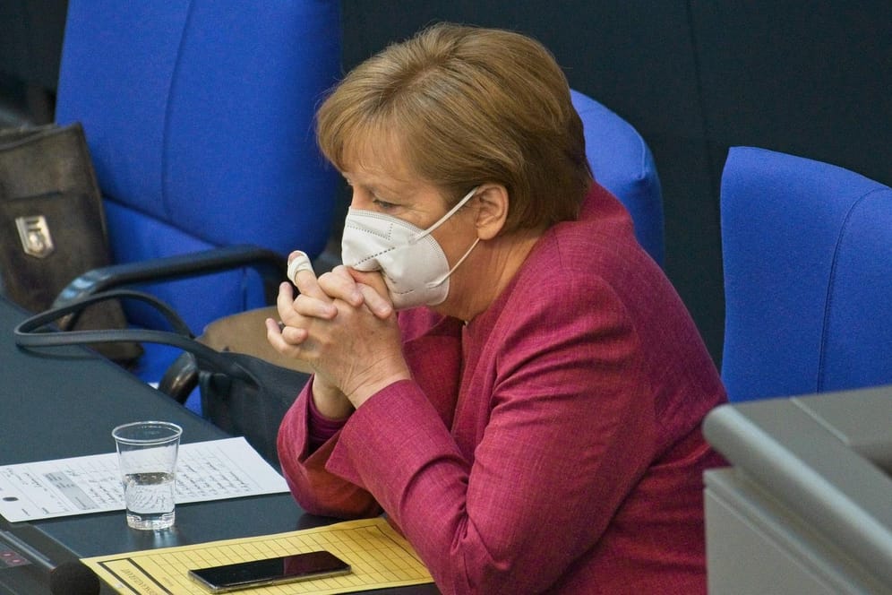 Bundeskanzlerin Angela Merkel (CDU) bei der Fragestunde zur Bundesnotbremse im Bundestag: Endlich wird die Pandemiepolitik dort gemacht, wo sie hingehört.