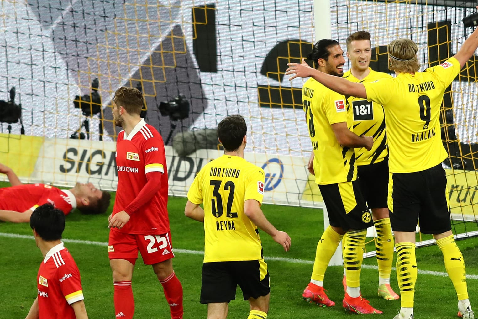 Dortmunds Haaland (r.) jubelt mit seinen Teamkollegen, die Berliner (l.) sind enttäuscht.