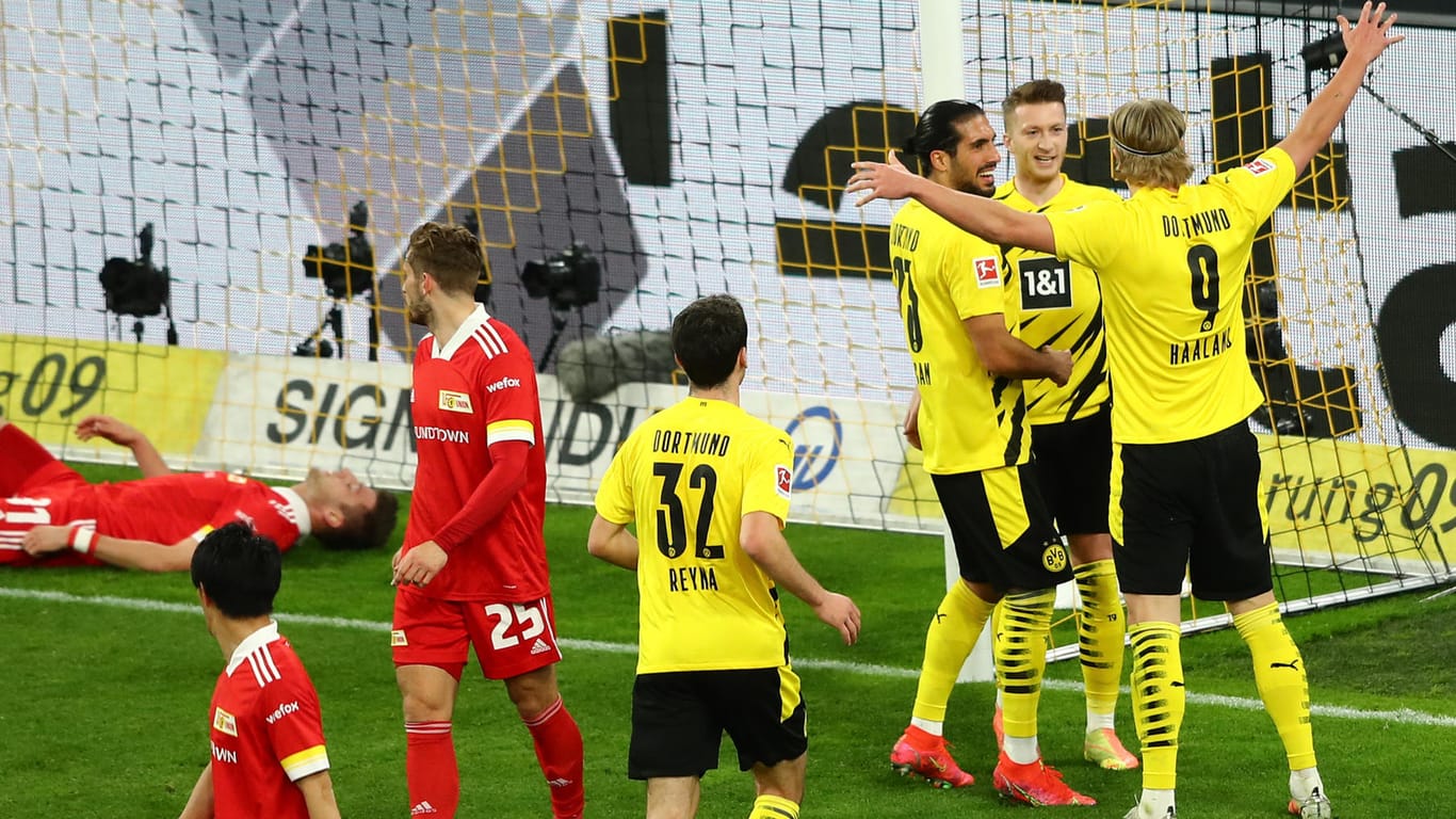 Dortmunds Haaland (r.) jubelt mit seinen Teamkollegen, die Berliner (l.) sind enttäuscht.