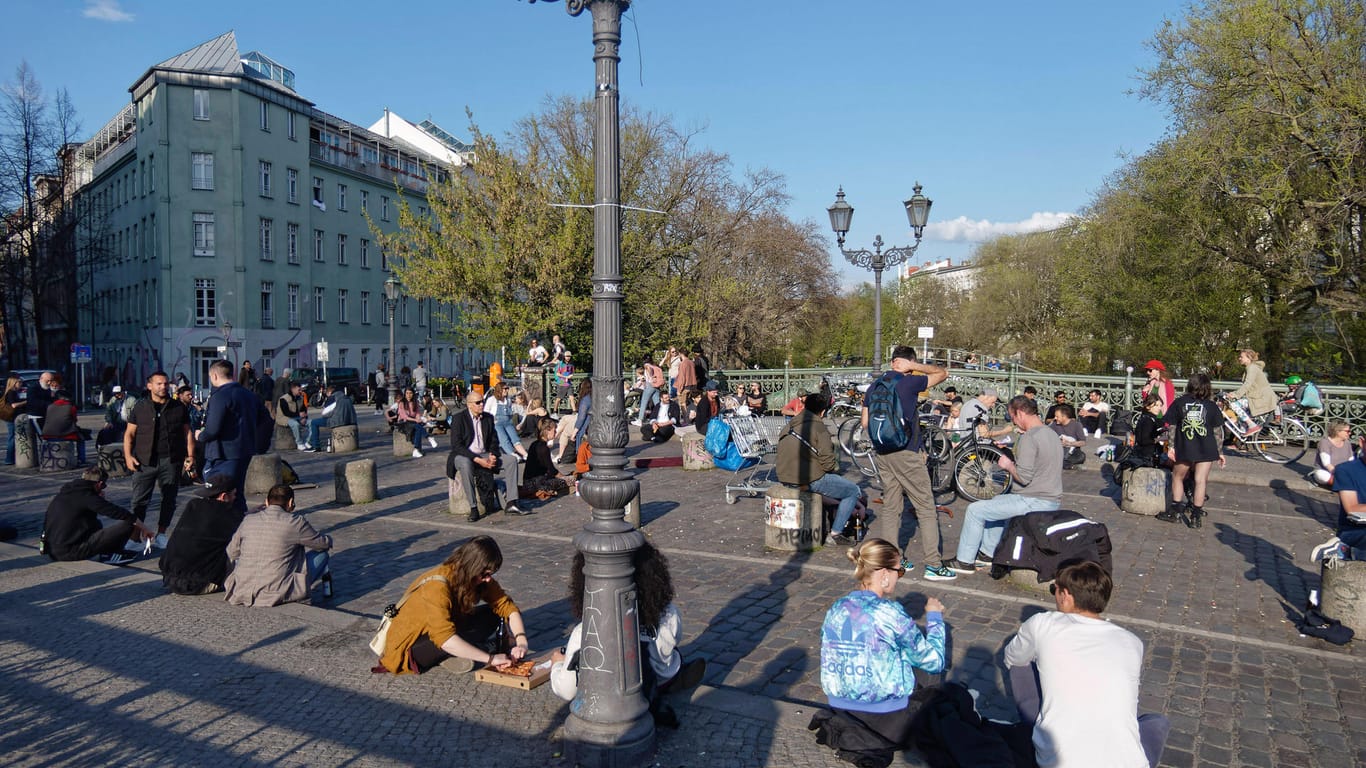Pärchen und kleine Gruppen am Landwehrkanal in Berlin-Kreuzberg: Die Sonne zieht viele nach draußen.