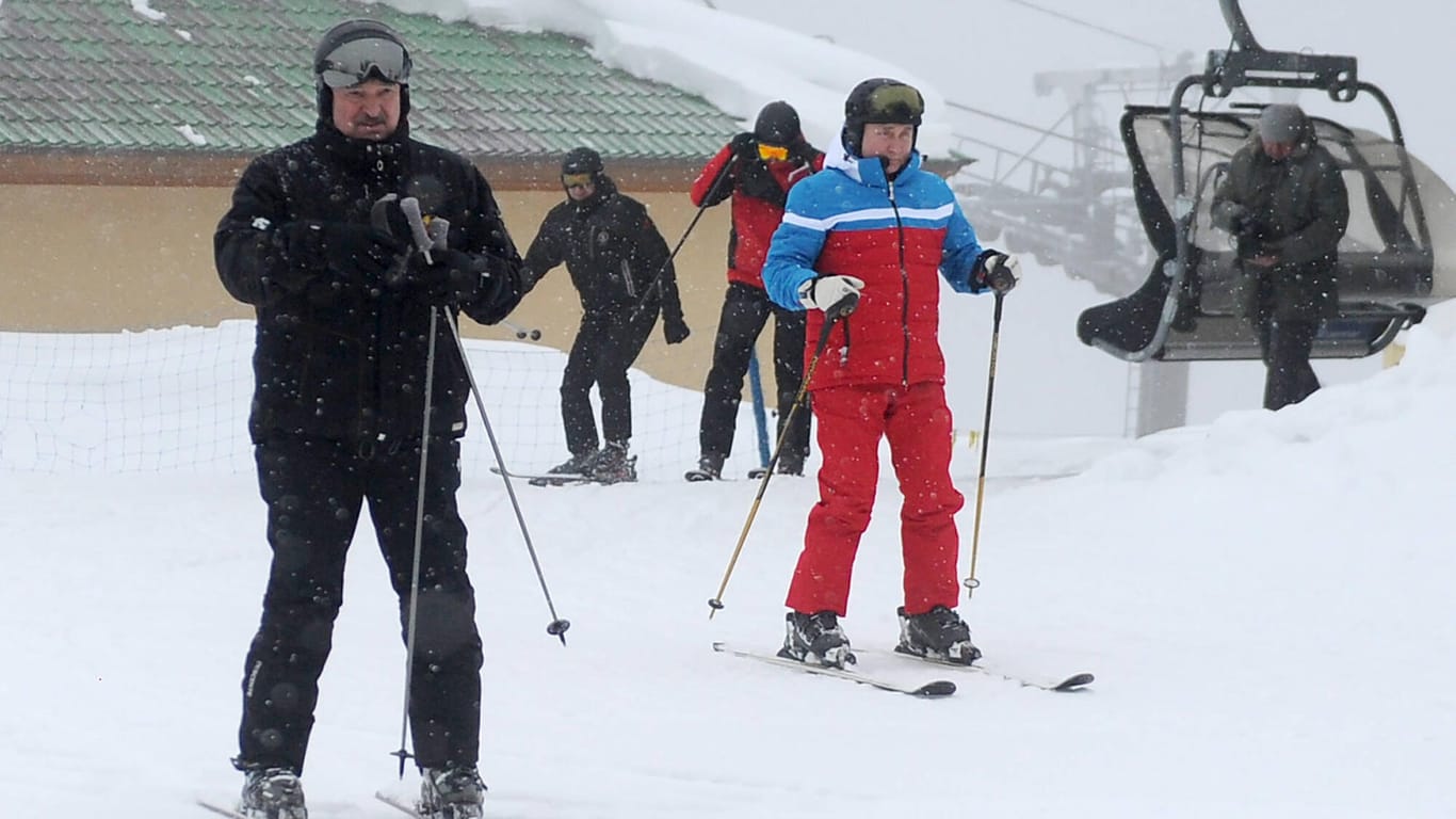 Wladimir Putin und Alexander Lukaschenko Ende Februar bei einem Treffen bei Sotschi: Man hat Differenzen, aber hält zusammen und fährt für die Kameras auch mal gemeinsam Ski.