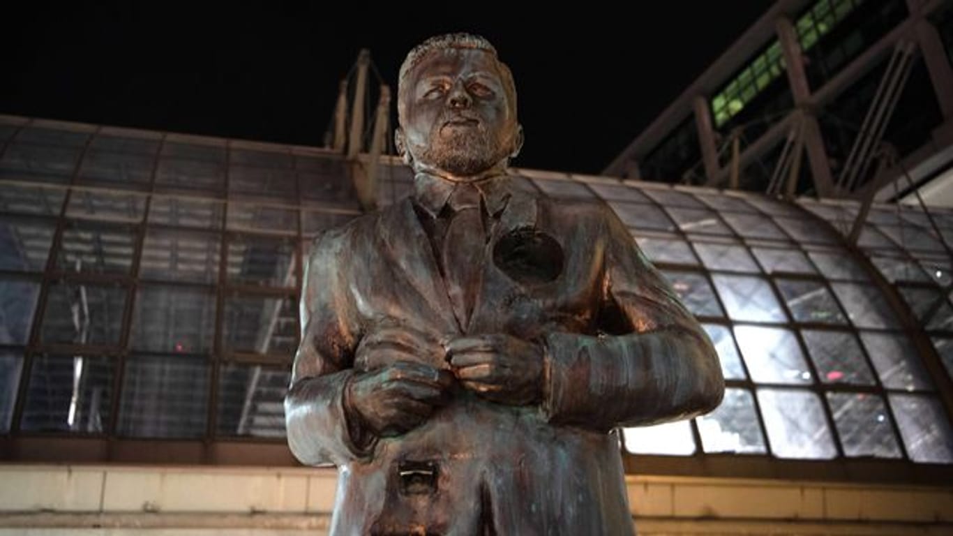 Eine große Statue am Berliner Hauptbahnhof zeigt den Entertainer Klaas Heufer-Umlauf.