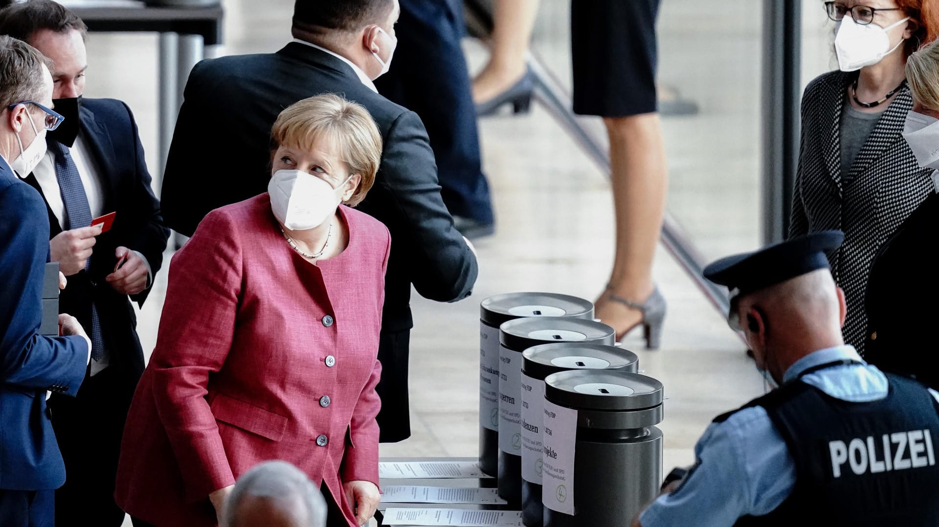 Bei der namentlichen Abstimmung am Mittwoch war die Kanzlerin nur eine von vielen: 342 Abgeordnete votierten für das Gesetz, 250 dagegen, 64 enthielten sich.