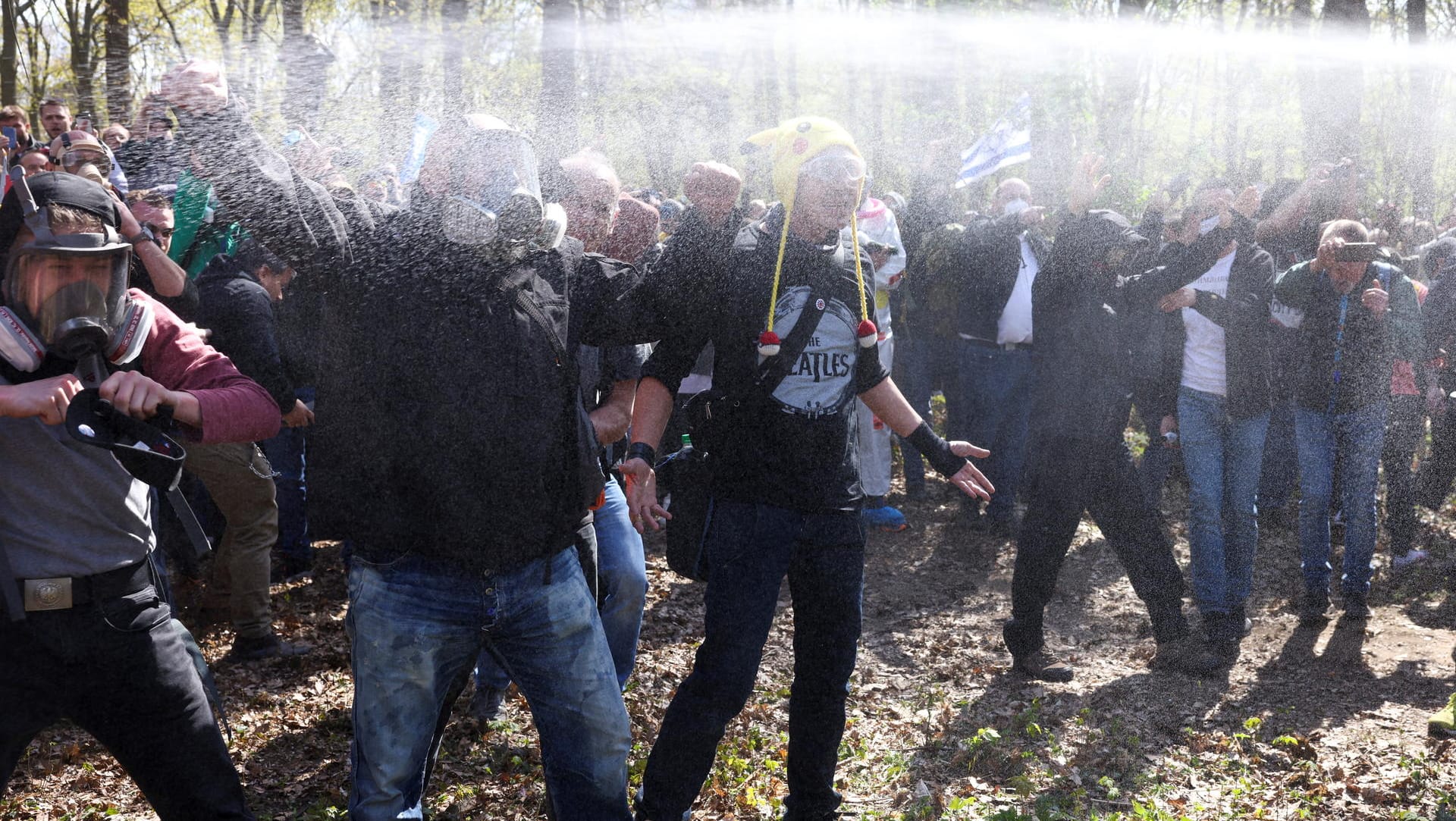 Anti-Lockdown-Demonstranten im Berliner Tiergarten: Die Polizei sprach von 8.000 Menschen. Wieder standen sie Seite an Seite mit Rechtsextremen.