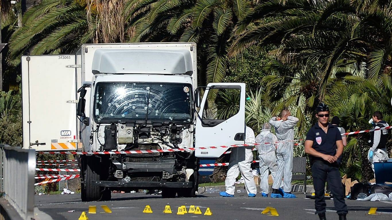 Der Lkw nach der Tat in Nizza (Archivbild): Im Zusammenhang mit den Attentat ist ein Mann in Italien festgenommen worden.
