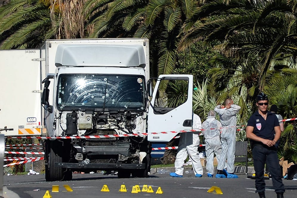 Der Lkw nach der Tat in Nizza (Archivbild): Im Zusammenhang mit den Attentat ist ein Mann in Italien festgenommen worden.