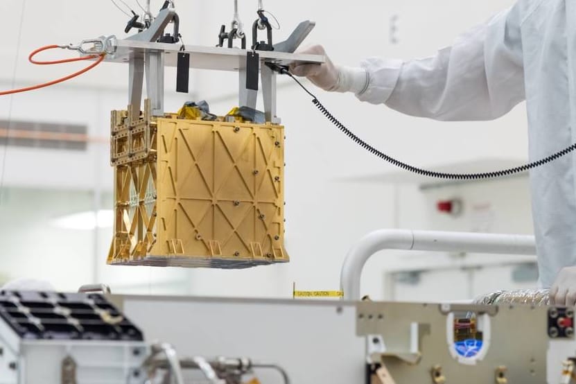 Techniker in einem Nasa-Labor führen das wissenschaftlichen Gerät namens "Moxie" in das Innere des Mars-Rovers ein: "Perseverance" hat auf dem Mars erstmals Sauerstoff extrahiert.