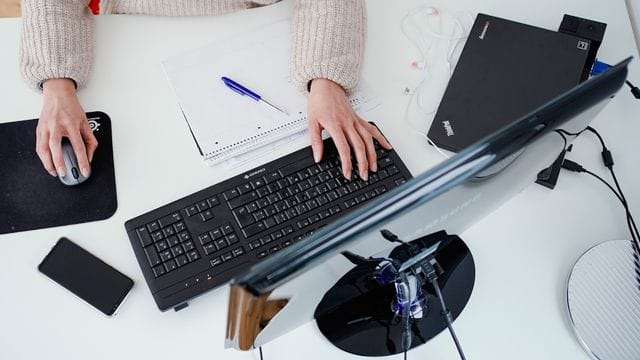 Viele Unternehmen geben an den Arbeitsrechnern einen Desktop-Hintergrund vor. Viele Unternehmen geben an den Arbeitsrechnern einen Desktop-Hintergrund vor.