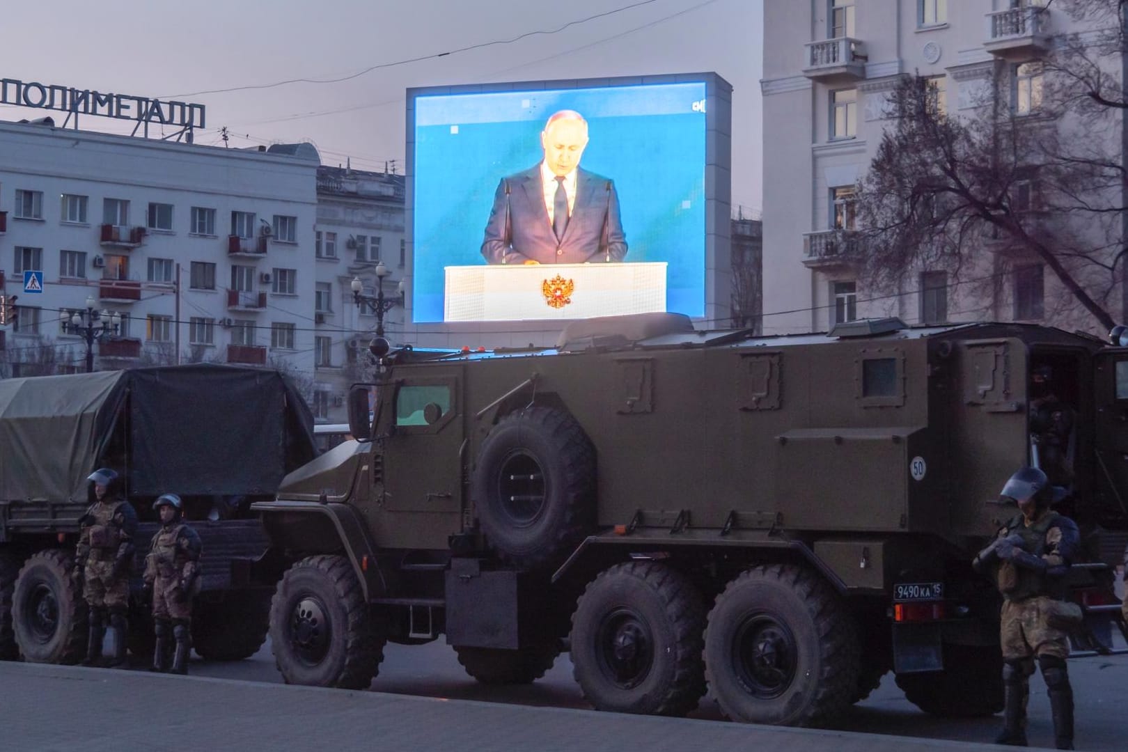 Polizisten östlich von Moskau bereiten den Einsatz bei Demonstrationen vor: Ins Grenzgebiet zur Ukraine hat Russland schweres militärisches Gerät verlegt.