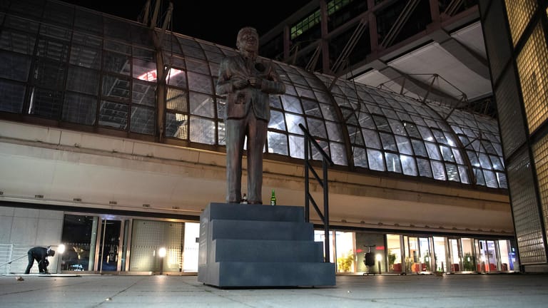 Überraschung für Klaas Heufer-Umlauf: Eine überlebensgroße Statue am Hauptbahnhof zeigt den Entertainer.